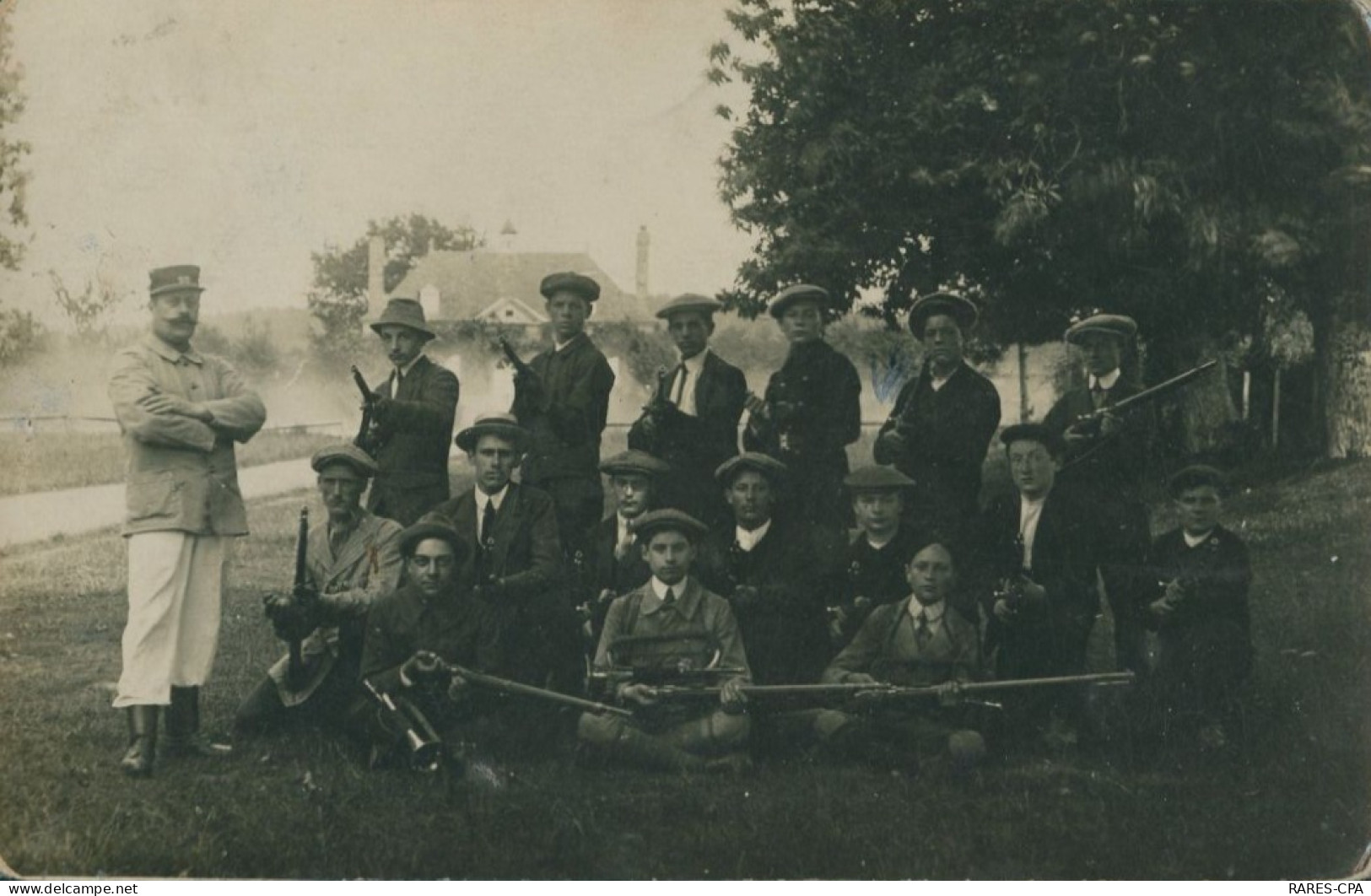 CPA PHOTO -  50 BEAUMONT - Les Villageois Aux Fusils - Guerre 14 / 18 - Beaumont