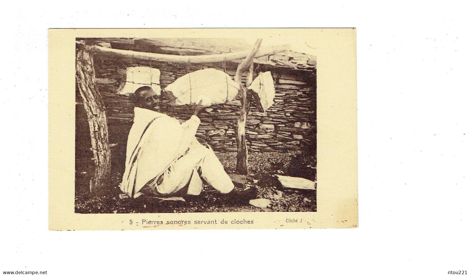 Cpa - Ethiopie - Pierres Sonores Servant De Cloches - Homme - Maison Bertrand N° 5 Cliché J.B. - Etiopia