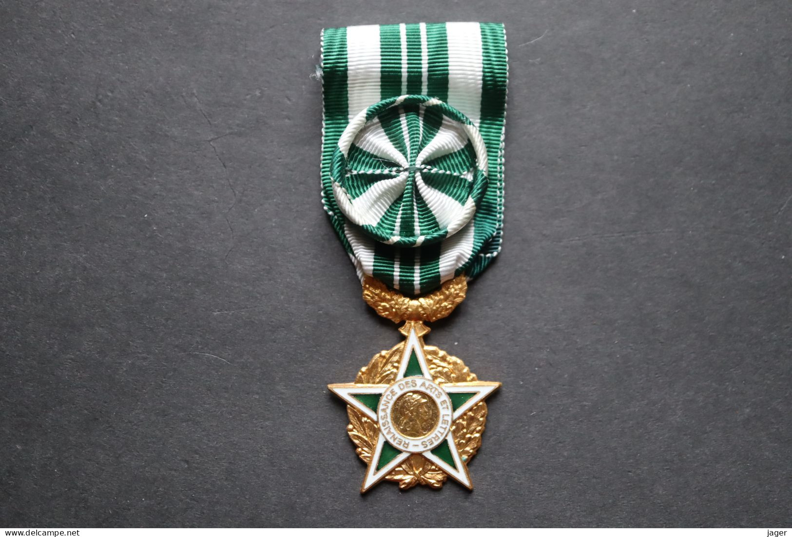 Officier   RENAISSANCE DES ARTS ET LETTRES  Médaille - France