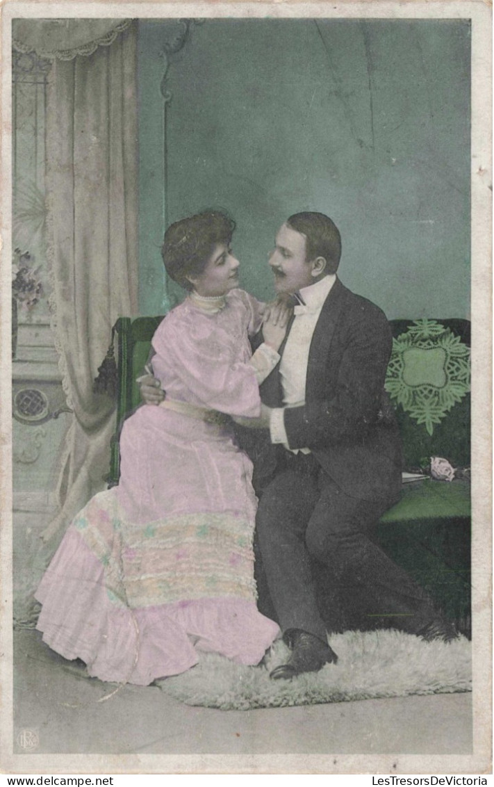FANTAISIE - Couple - Homme - Femme - Robe - Costume - Carte Postale Ancienne - Otros & Sin Clasificación