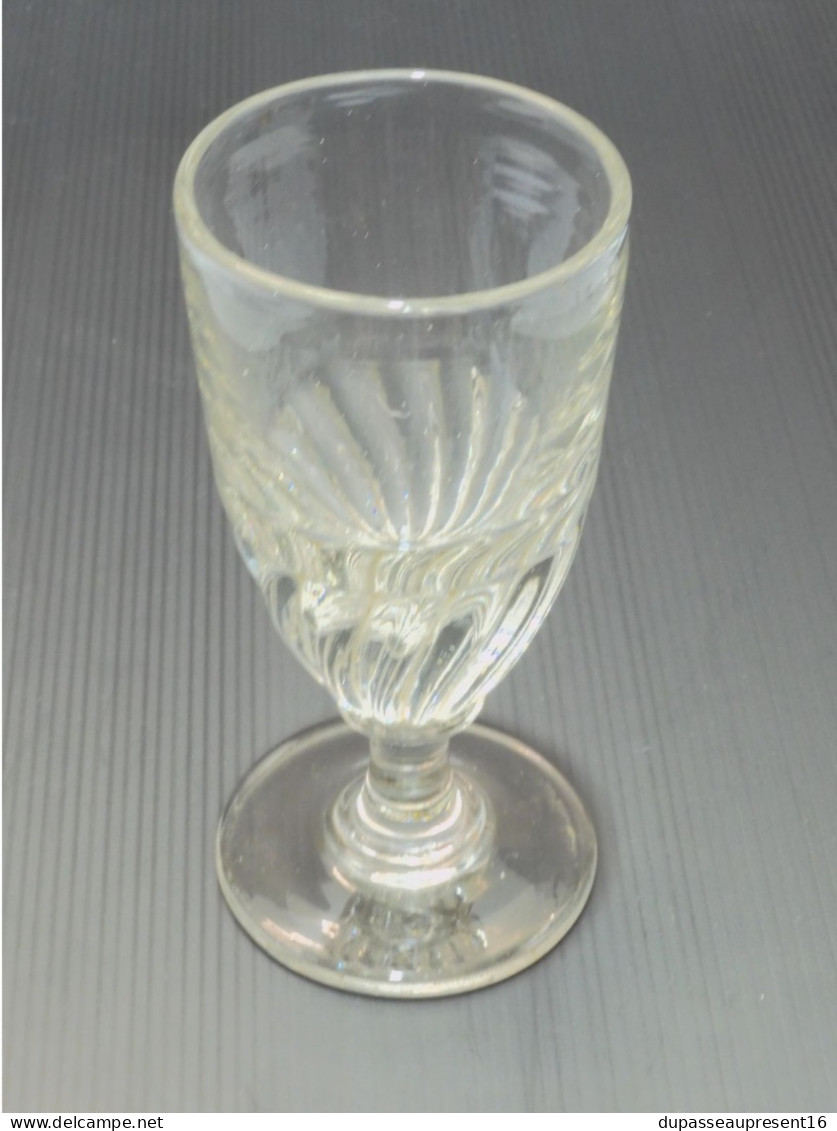 -ANCIEN VERRE A ABSINTHE en VERRE mesure TORSADEE COLLECTION  ANCIEN BISTROT   E