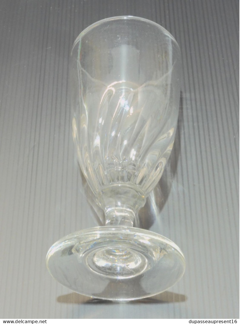 -ANCIEN VERRE A ABSINTHE en VERRE mesure TORSADEE COLLECTION  ANCIEN BISTROT   E