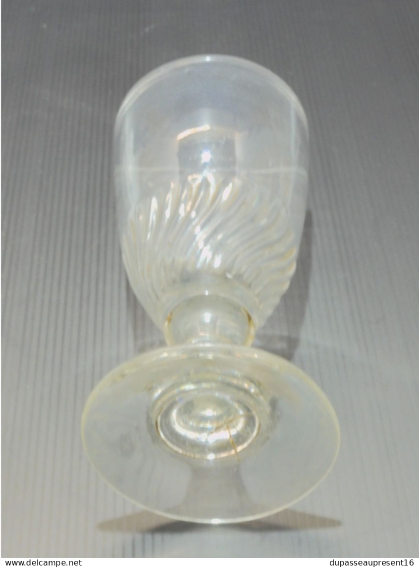 -ANCIEN VERRE A ABSINTHE en VERRE mesure TORSADEE COLLECTION  ANCIEN BISTROT   E