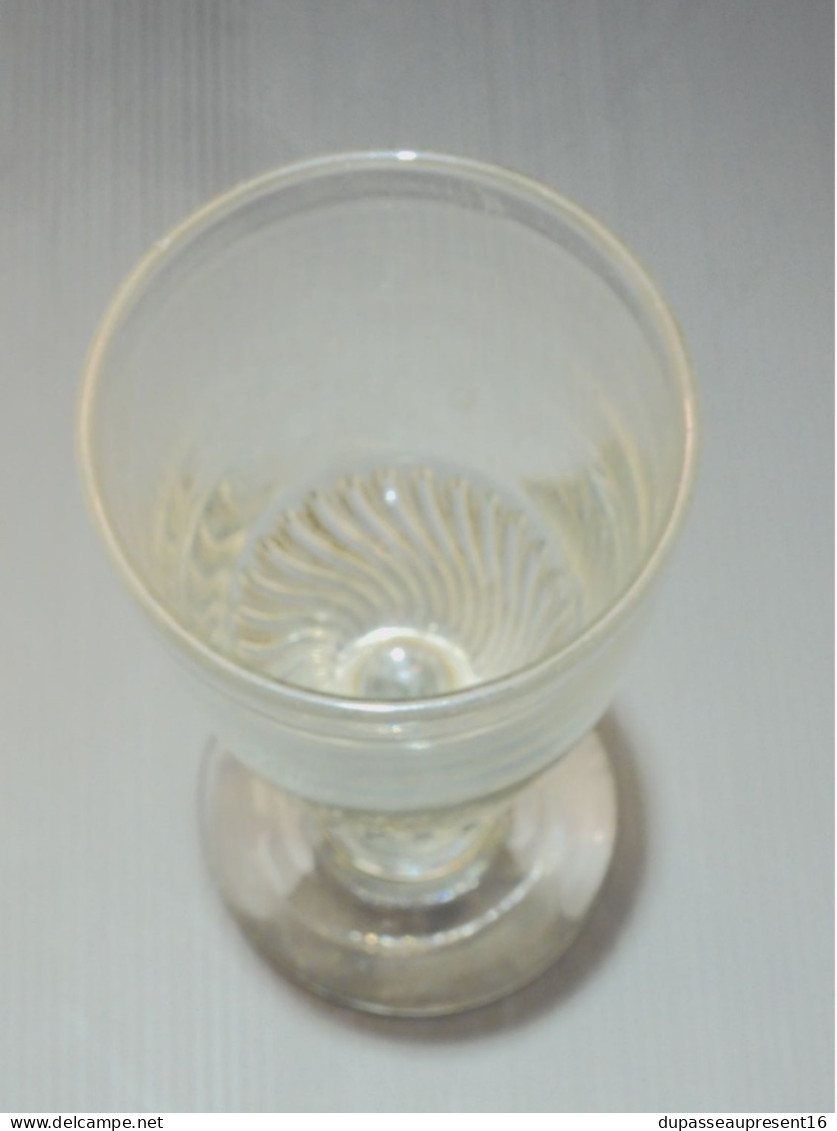 -ANCIEN VERRE A ABSINTHE en VERRE mesure TORSADEE COLLECTION  ANCIEN BISTROT   E