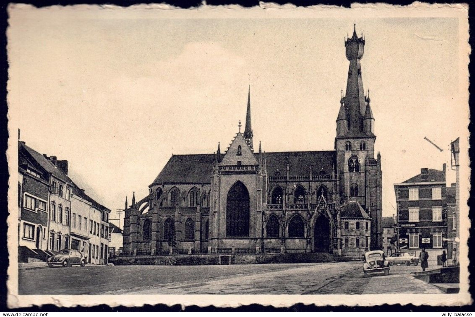 +++ CPA - WALCOURT - La Basilique Et La Place  // - Walcourt