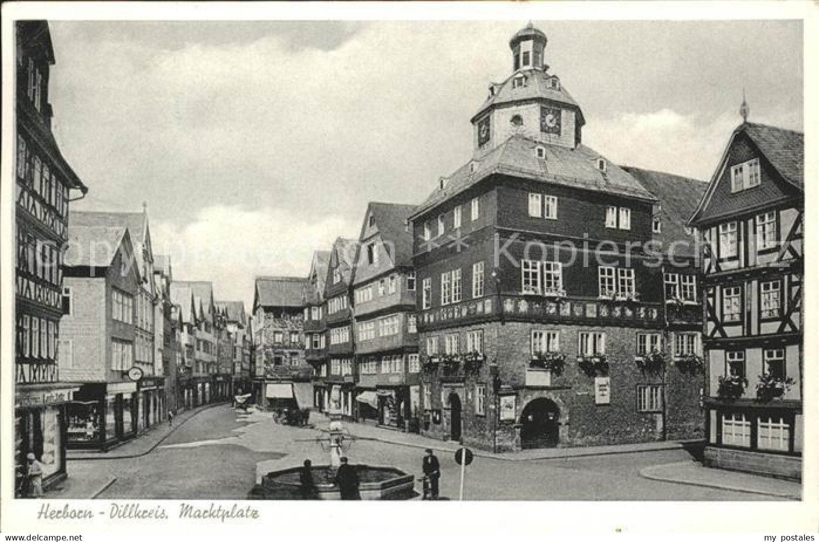 41594447 Herborn Hessen Marktplatz Brunnen Fachwerkhaus Herborn - Herborn