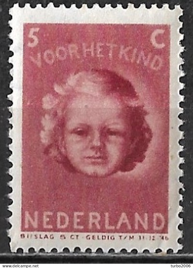 Wijnrode Vlek Boven De R In VooR In 1945 Kinderzegels 5 + 5 Ct Wijnrood NVPH 446 Ongestempeld - Abarten Und Kuriositäten