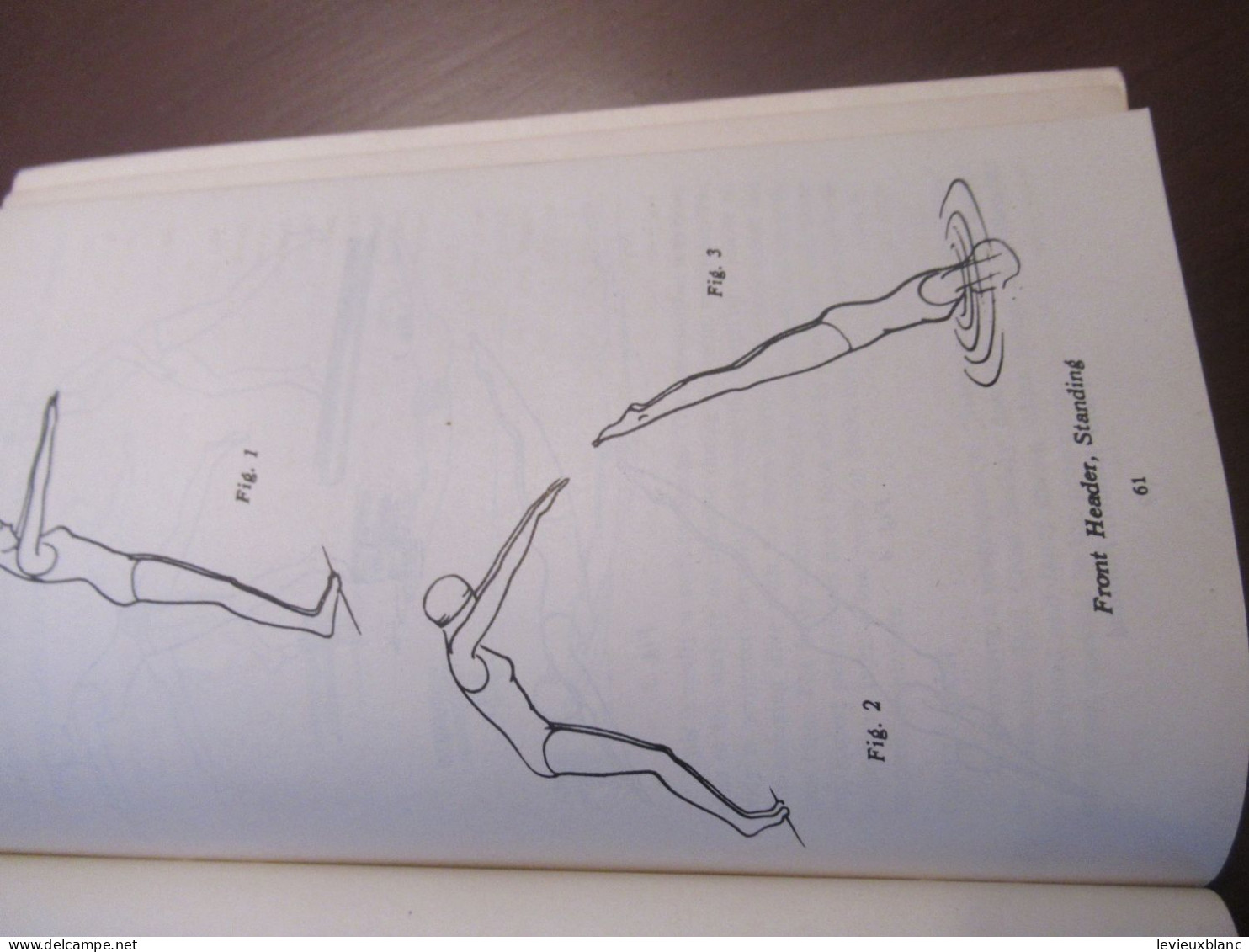 Manuel Canadien/Anglais/Swimming and  Water Safety Manual/The Canadian Red  Cross Society/1948   LIV215