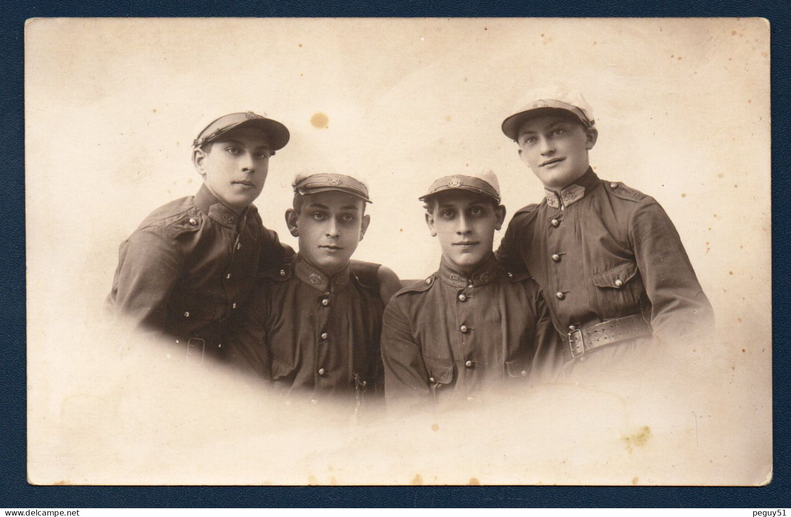 Ciney (Namur). Carte-photo. Jeunes Soldats Avec Insigne ( C.S.V. ?) à Identifier. Photo A. Puffet, Ciney - Ciney