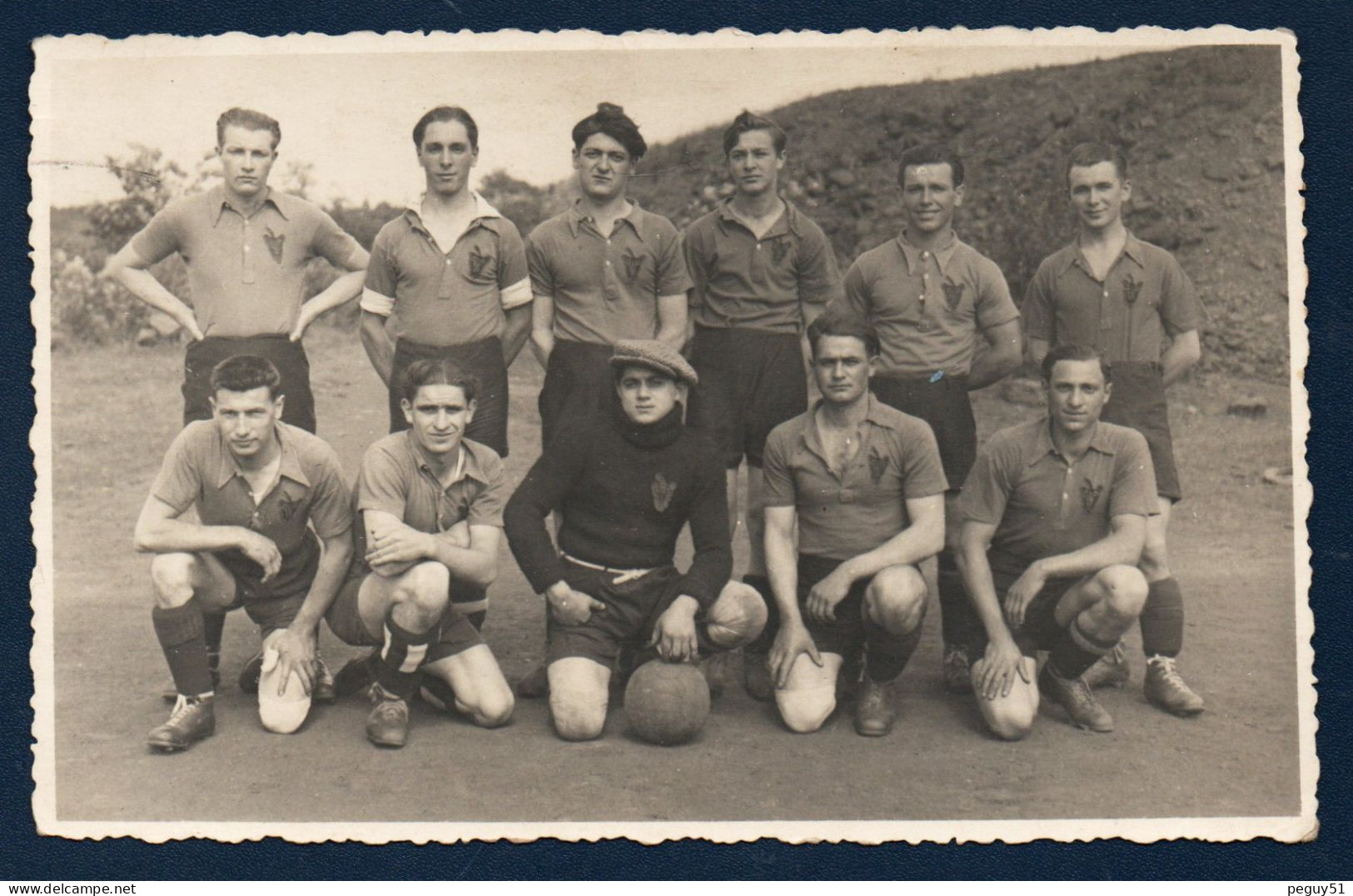 Carte-photo. Equipe De Football. Ecusson Avec Lettre W. A Identifier - A Identificar