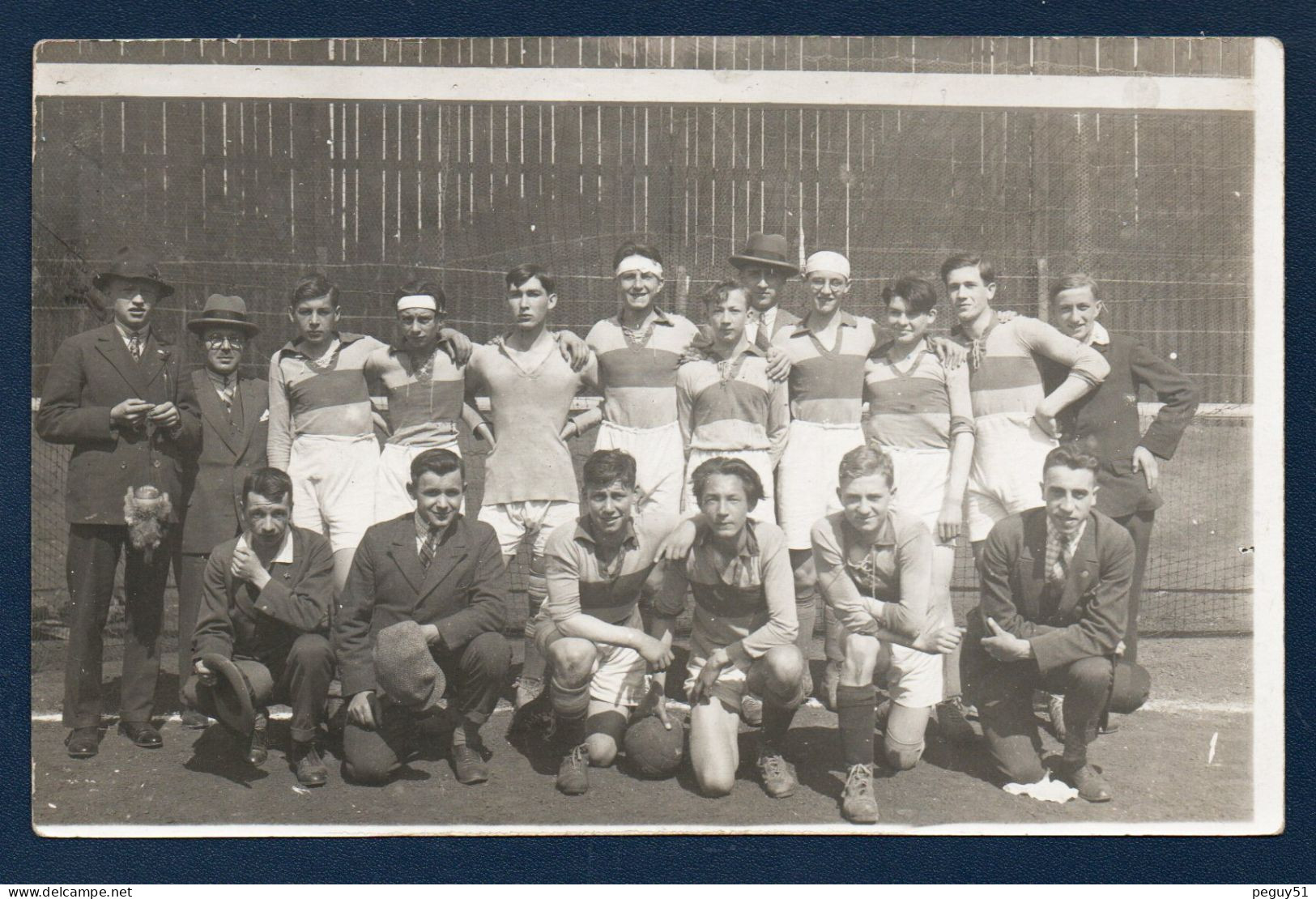 Carte-photo. Equipe De Football Avec Dirigeants Et Entraineurs. A Identifier - Zu Identifizieren