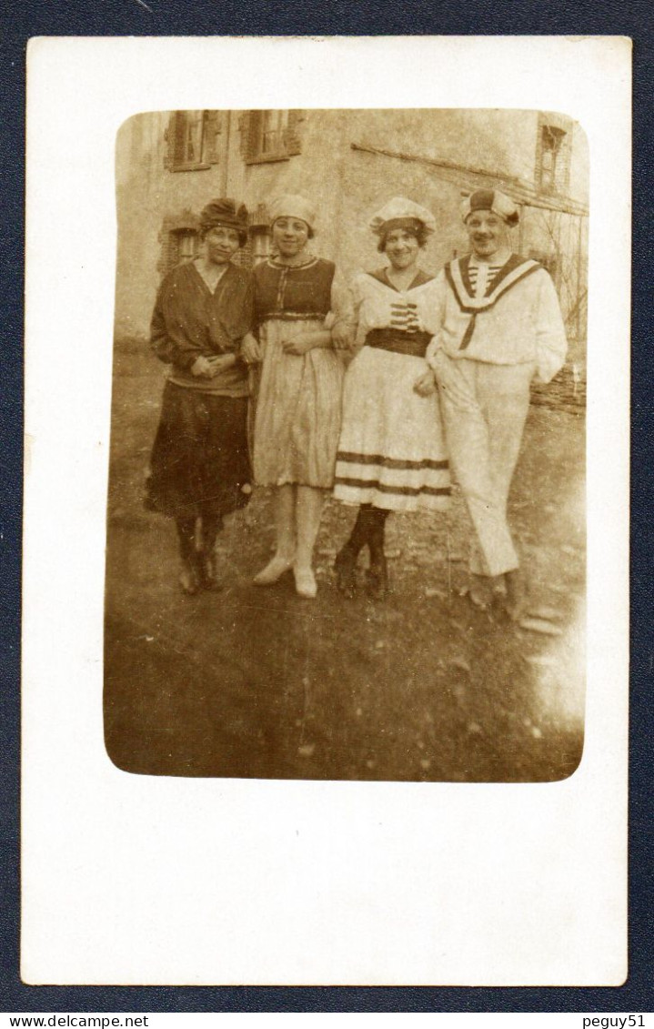 Carte-photo. Jeunes En Costumes De Carnaval. A Identifier - A Identifier