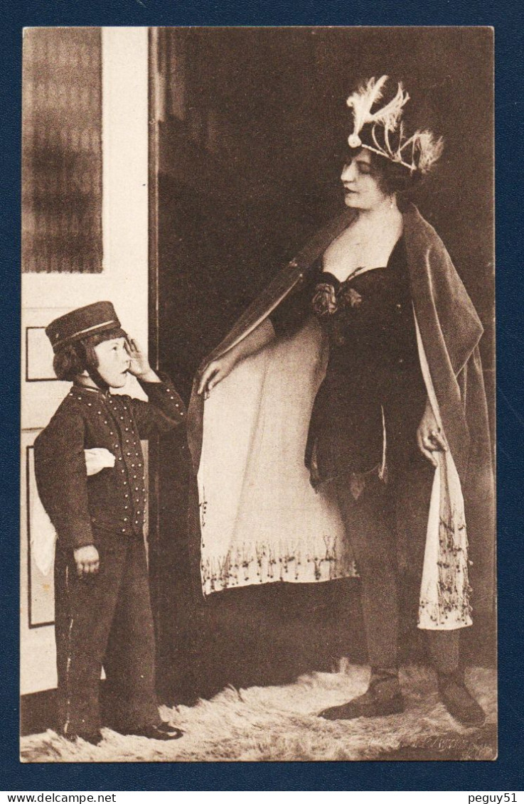 Carte-photo. Jeune Princesse Et Jeune Liftier En Uniforme. A Identifier - A Identificar