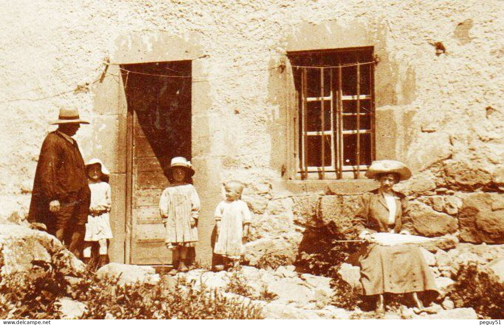 Carte-photo. Famille En Pose Devant Leur Ferme. A Identifier - To Identify