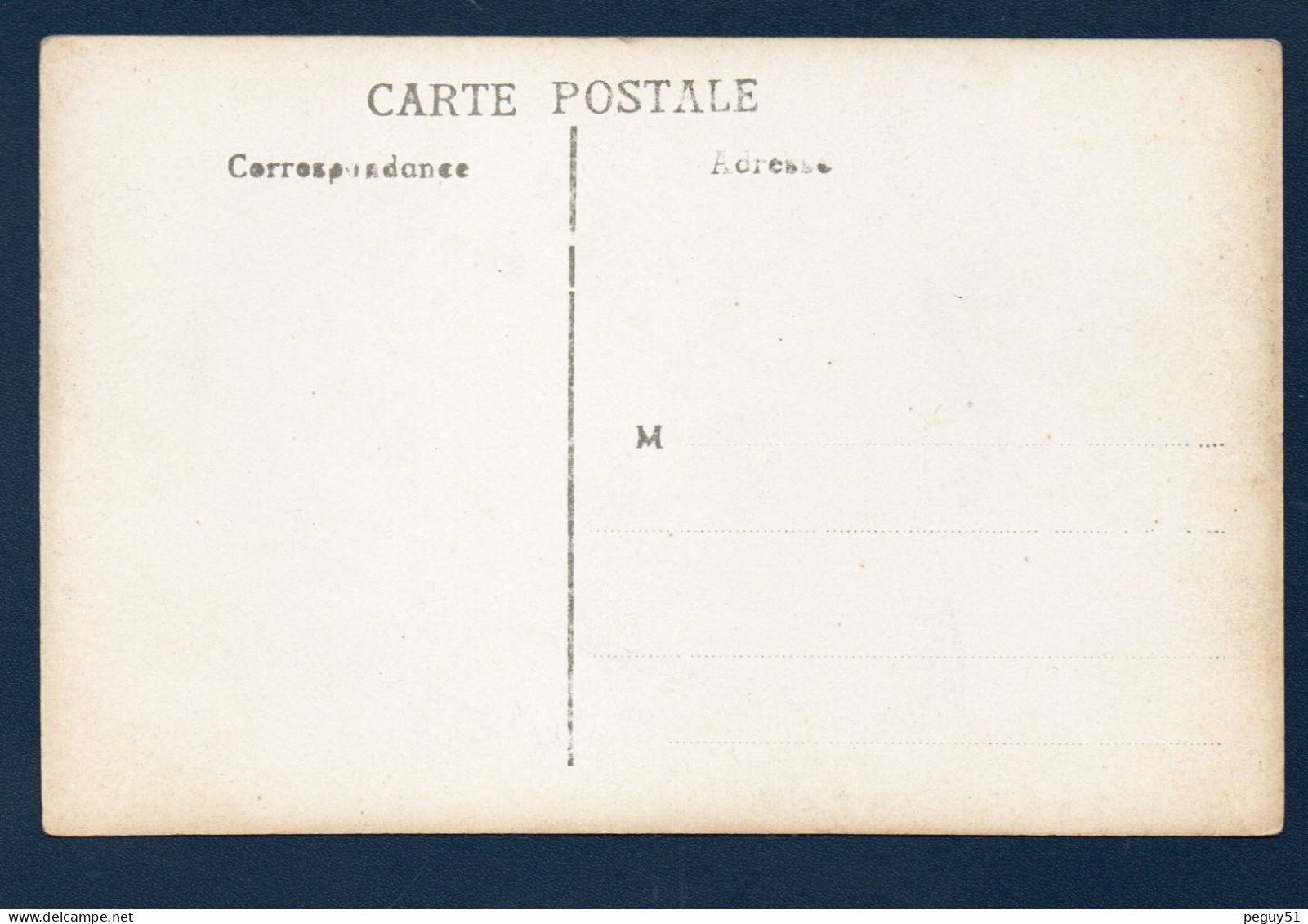 Carte-photo. Famille En Pose Devant Leur Ferme. A Identifier - To Identify