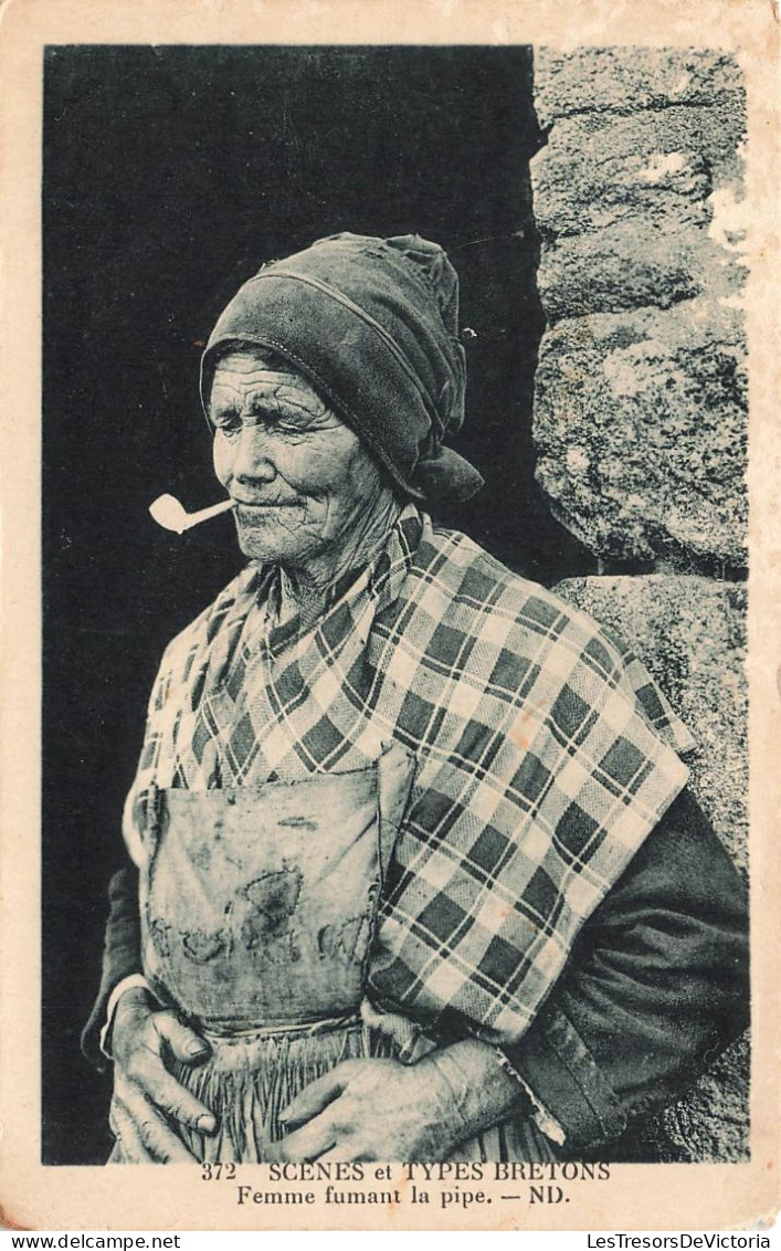 FRANCE - Bretagne - Scène Et Types Breton - Femme Fumant La Pipe - ND - Carte Postale Ancienne - Bretagne