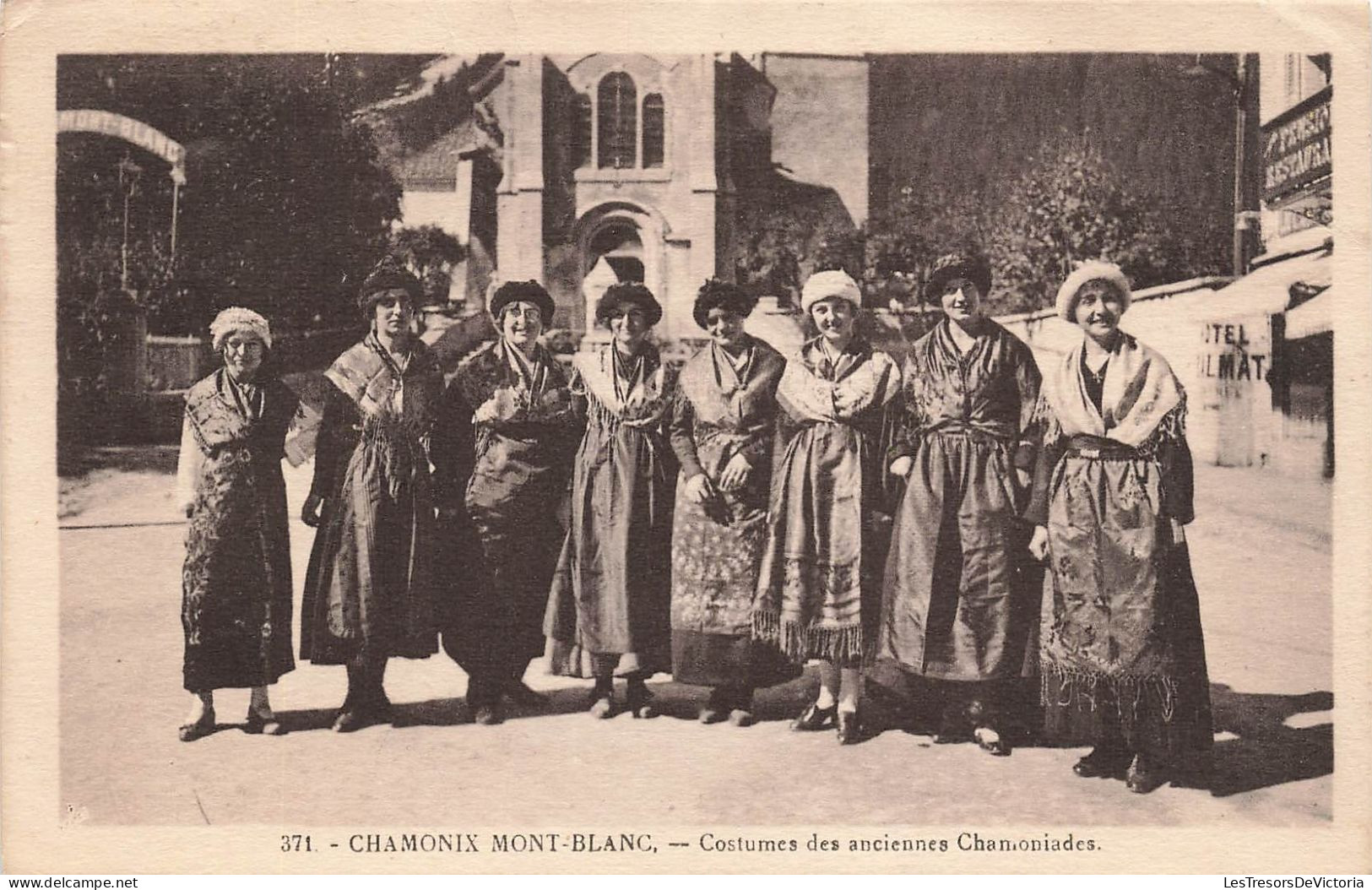 FOLKLORE - Costumes Des Anciennes Chamoniades - Chamonix Mont Blanc - Carte Postale Ancienne - Kostums