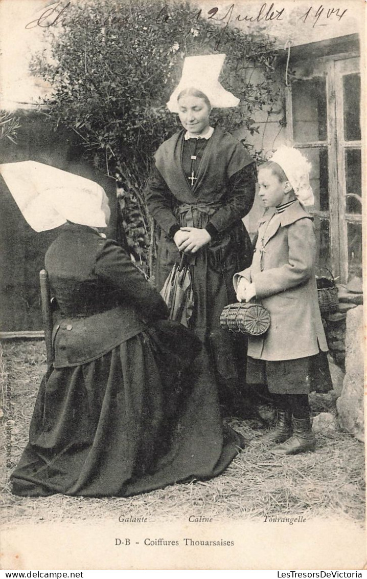 FOLKLORE - Costumes Thouarsaises - Galante - Caline - Tourangelle - Carte Postale Ancienne - Trachten