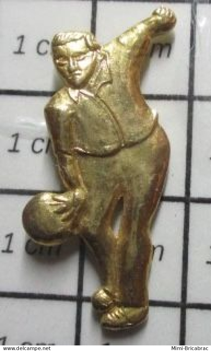 2922 Pin's Pins / Rare Et De Belle Qualité !!! SPORTS / BOWLING JOUEUR METAL JAUNE LEGER RELIEF - Bowling