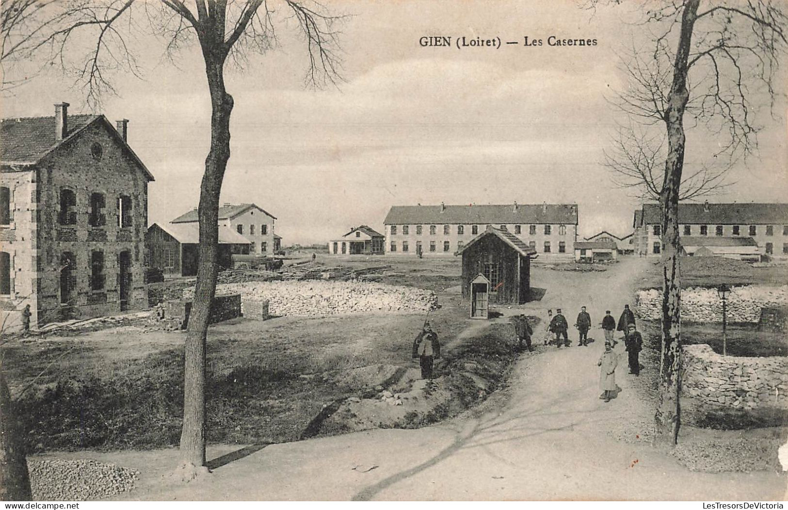 FRANCE - Gien - Vue Sur Les Casernes -  Carte Postale Ancienne - Gien