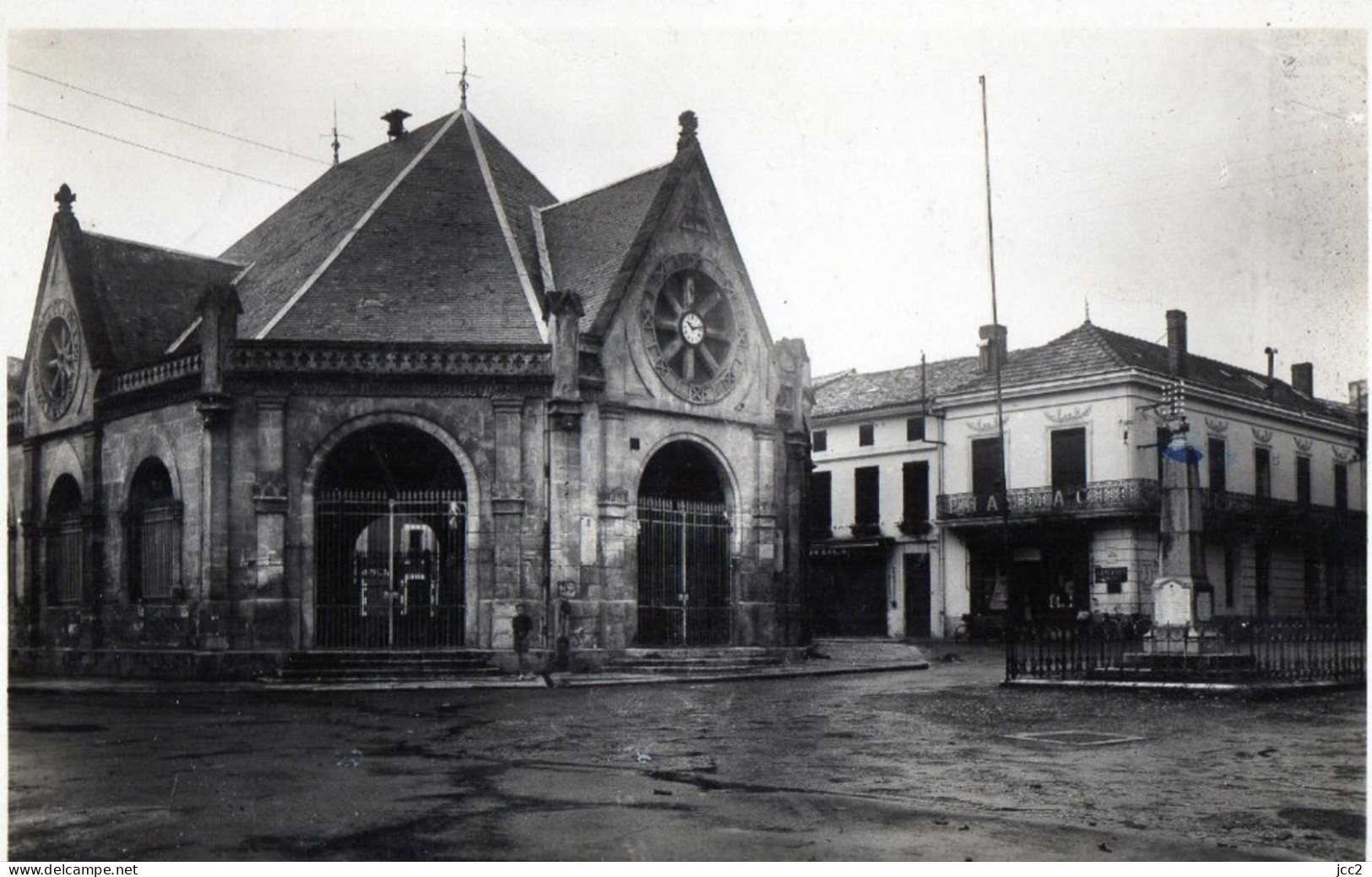 16 - MONTENDRE -Les Halles - Montendre