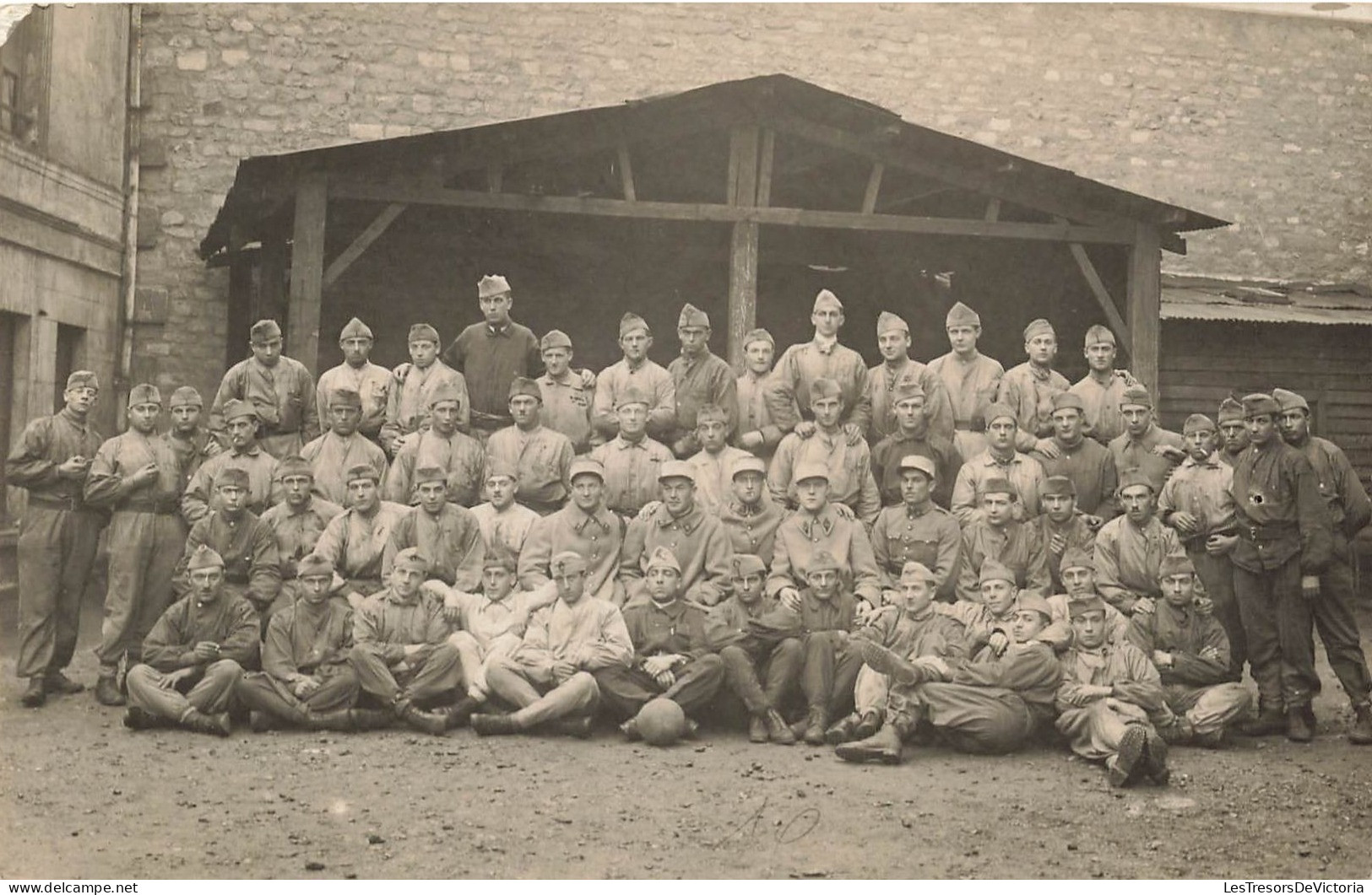 MILITARIA - Caserne - Des Soldats Faisant Une Photo De Groupe Dans Une Caserne - Carte Postale Ancienne - Kasernen