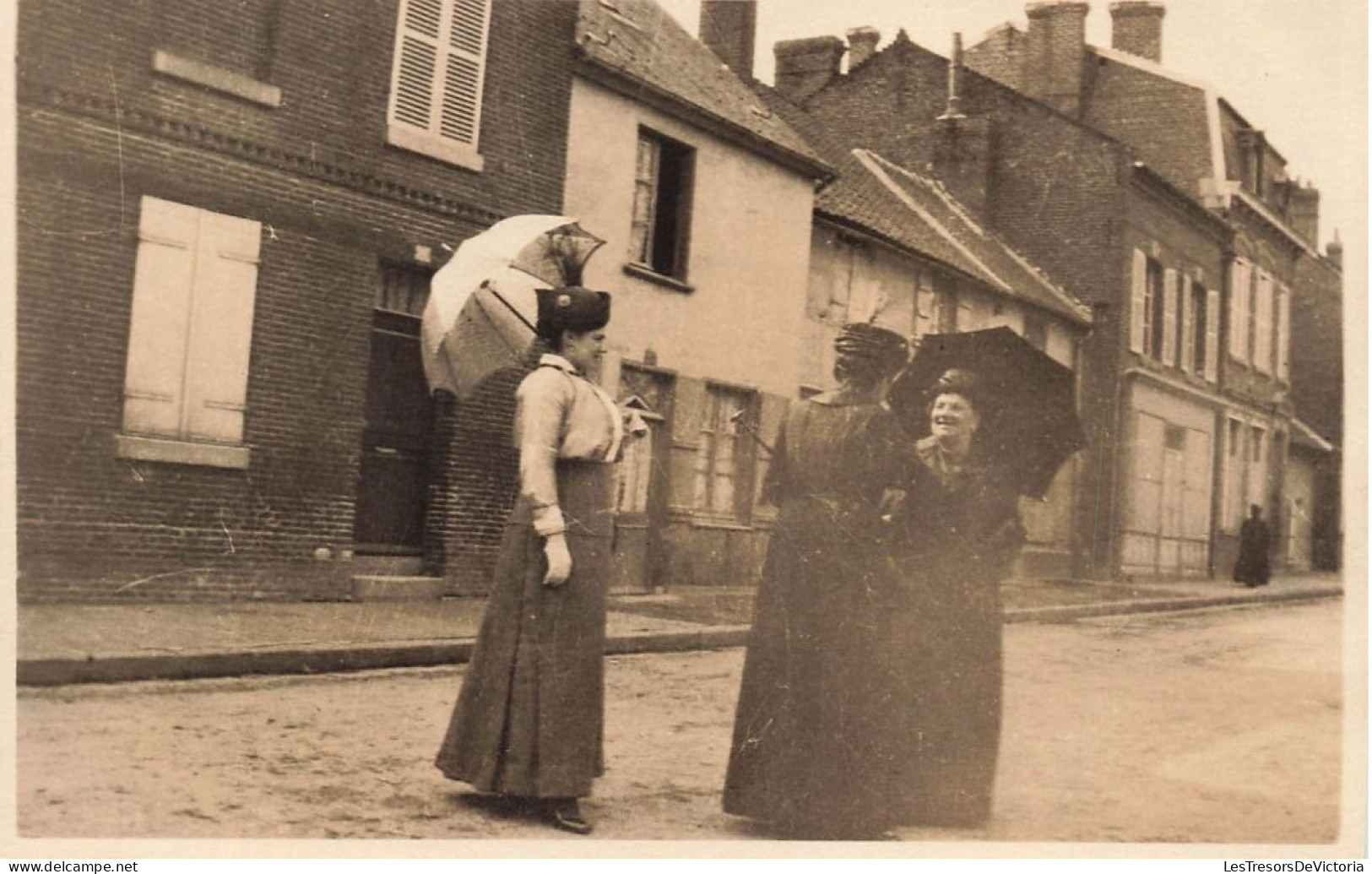 FANTAISIE - Femmes - Trois Femmes Discutant Dans La Rue - Ombrelles - Carte Postale Ancienne - Women