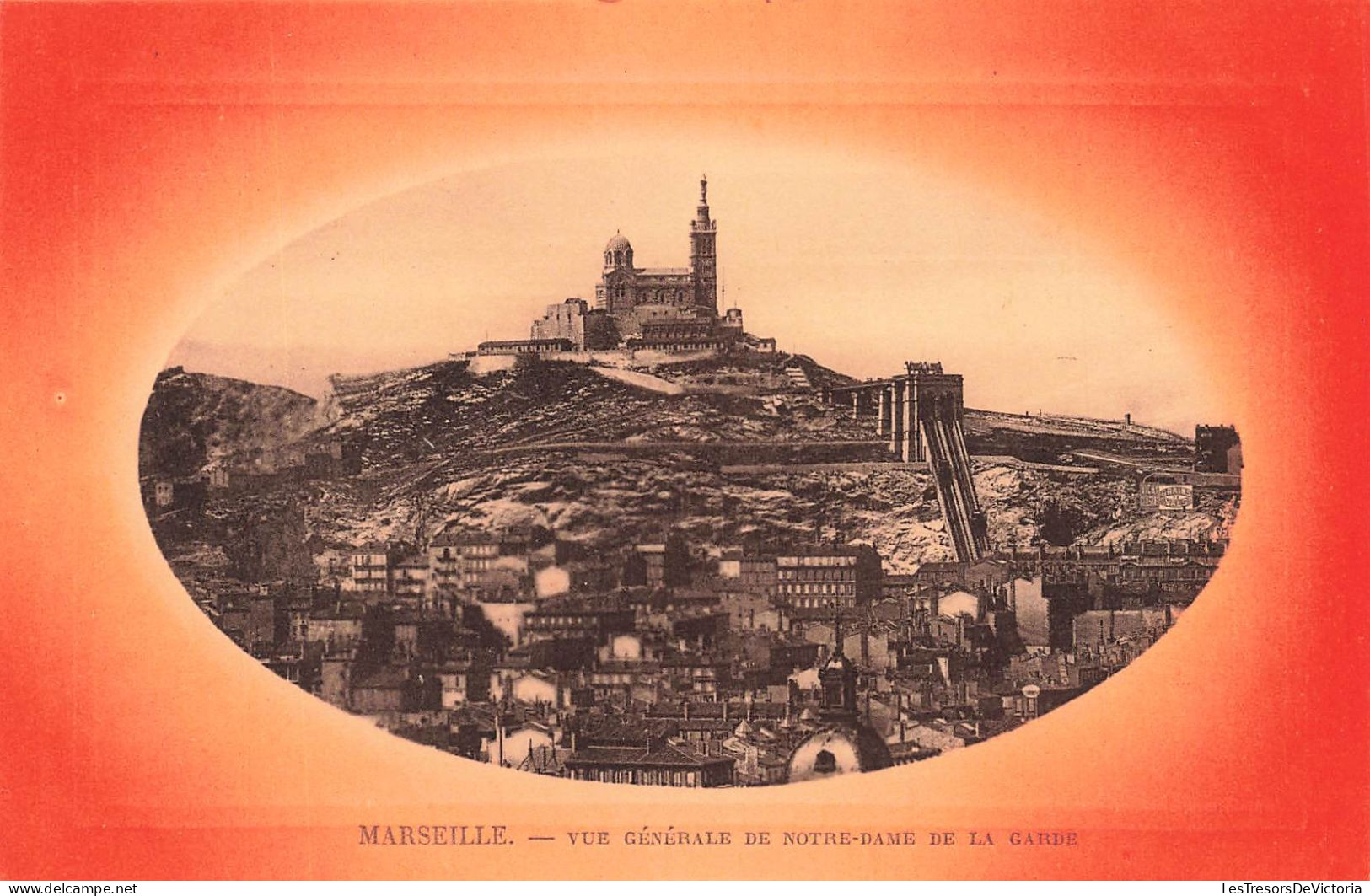 FRANCE - Marseille - Vue Générale De Notre Dame De La Garde - Médaillon - Rouge - Carte Postale Ancienne - Notre-Dame De La Garde, Aufzug Und Marienfigur