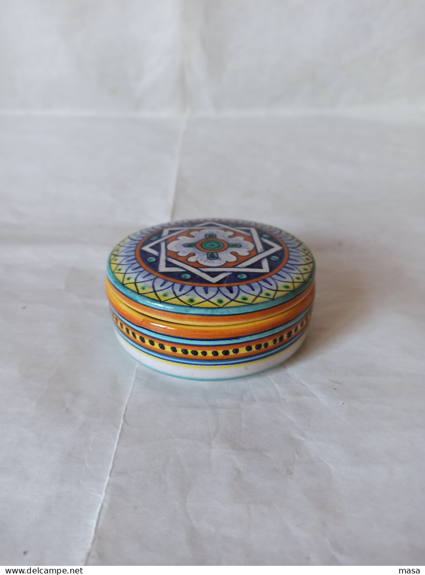 Cofanetto in ceramica dipinta e smaltata Deruta