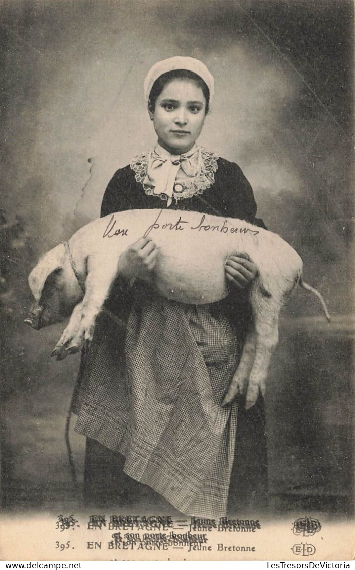 FOLKLORE - Costumes - Jeune Bretonne Et Son Porte-bonheur - Carte Postale Ancienne - Trachten