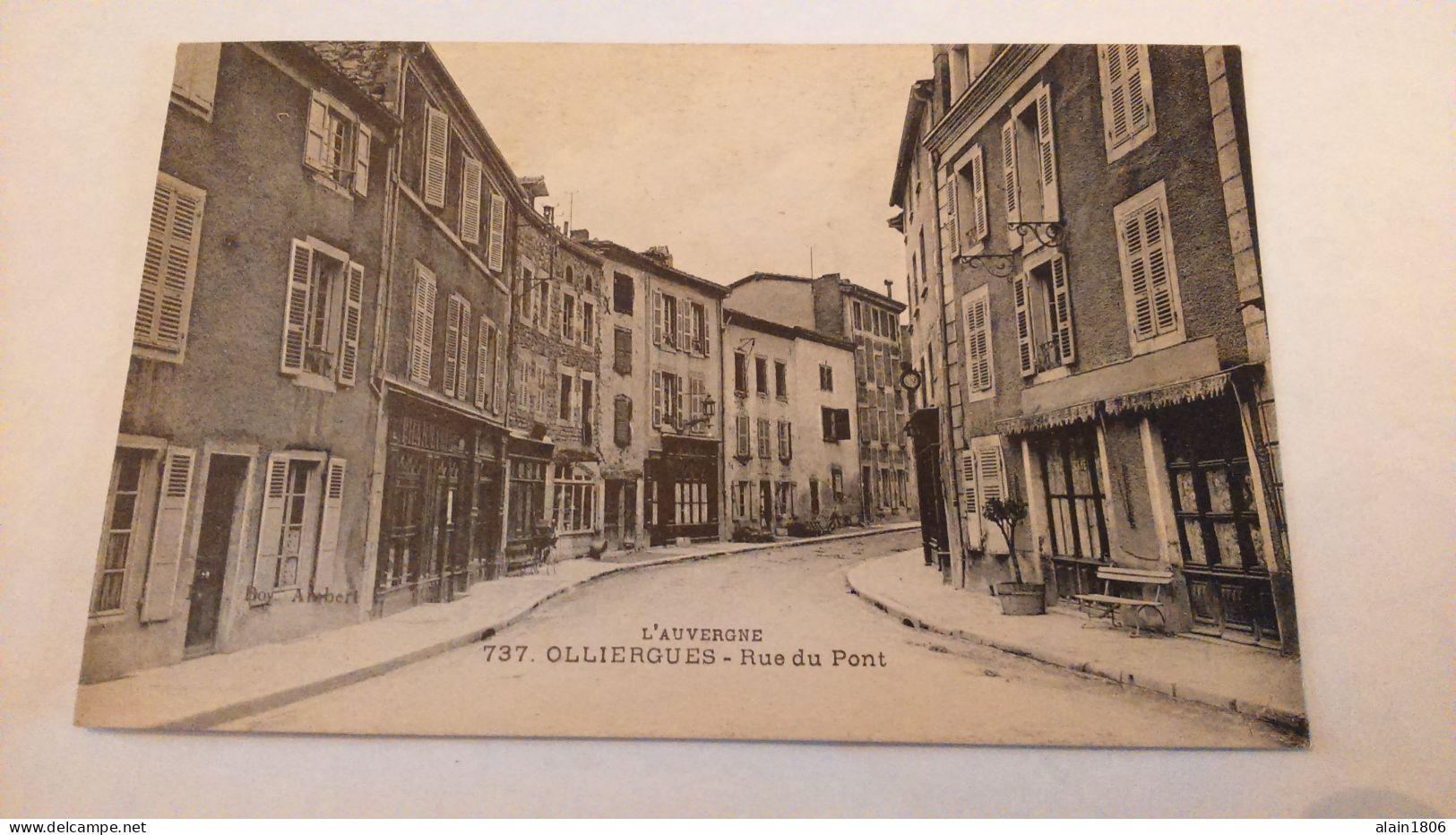 Carte Postale Ancienne ( AB21 ) De Olliergues , Rue Du Pont - Olliergues
