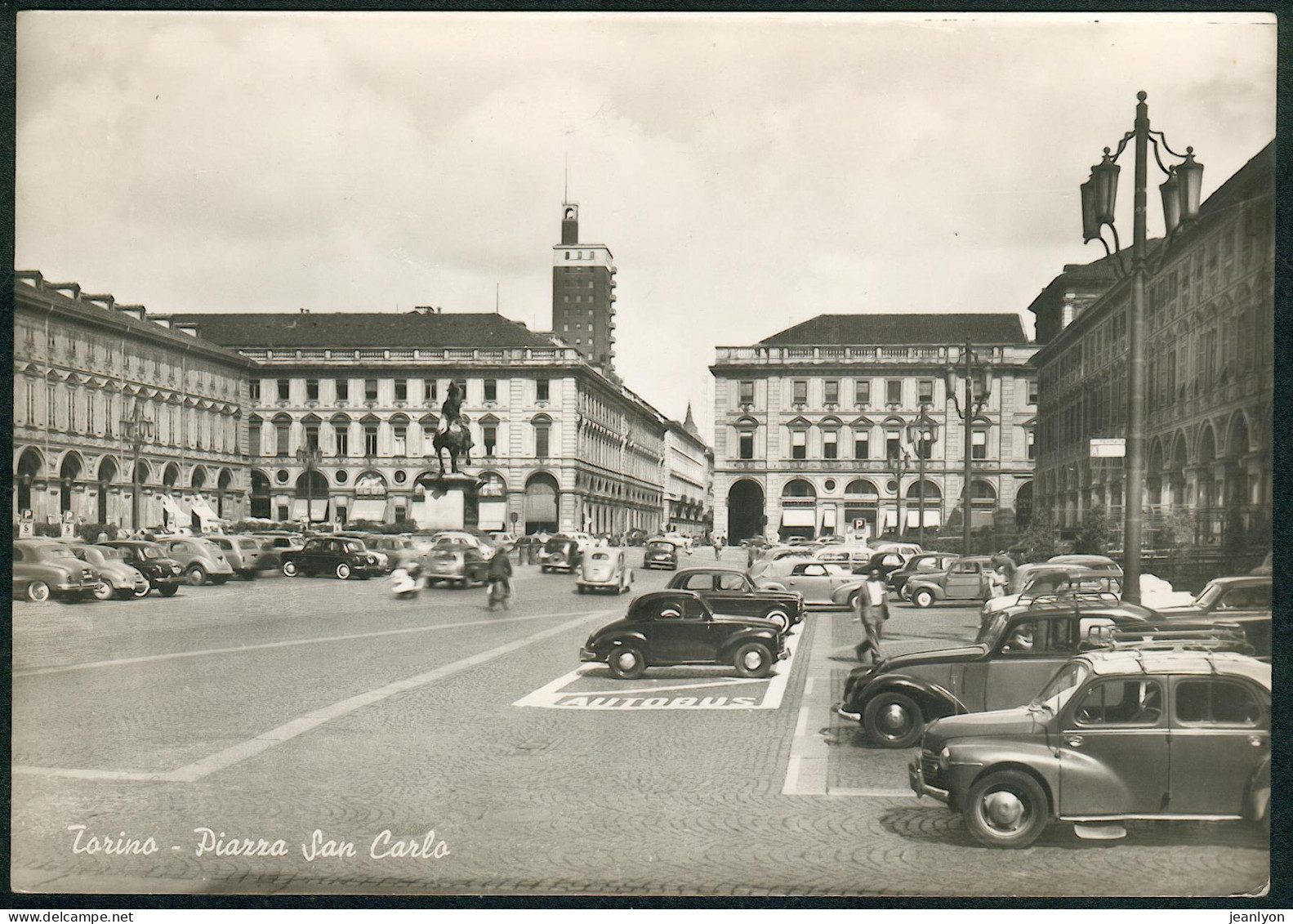 TURIN / TURINO (Italie) - Piazza San Carlo - Nombreuses Voitures En Gros Plan Sur La Place - Orte & Plätze