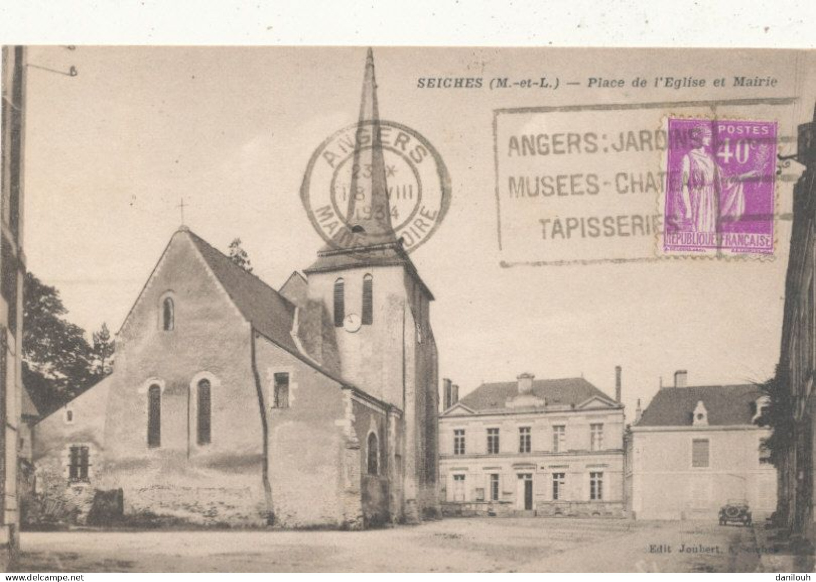 49  // SEICHES    Place De L'église Et Mairie  - Seiches Sur Le Loir