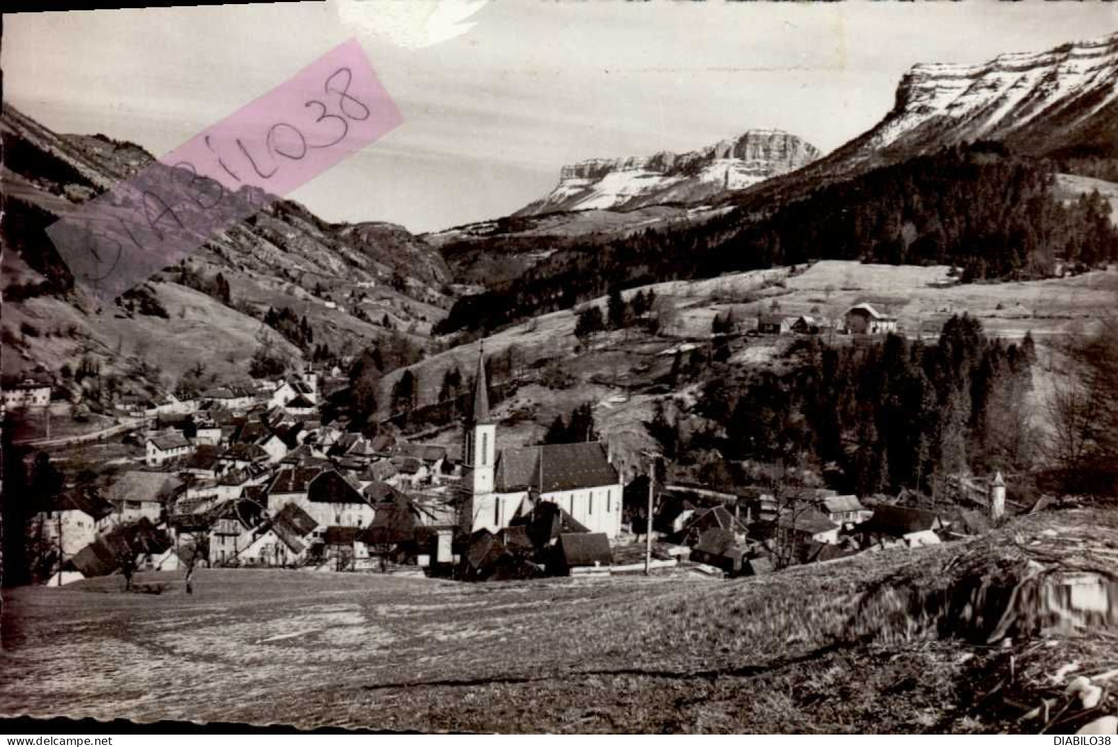 SAINT-PIERRE-D ' ENTREMONT     ( ISERE )    AU FOND , LE GRANIER ET ROCHEBRUNE - Saint-Pierre-d'Entremont