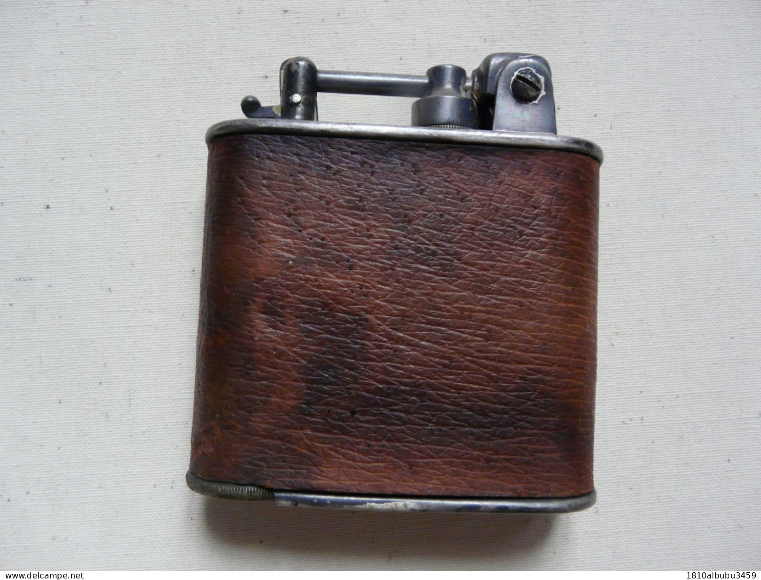 BRIQUET AUTOMATIQUE DE TABLE A ESSENCE (revêtement En Cuir) - LANCEL - Années 30 - Sonstige & Ohne Zuordnung