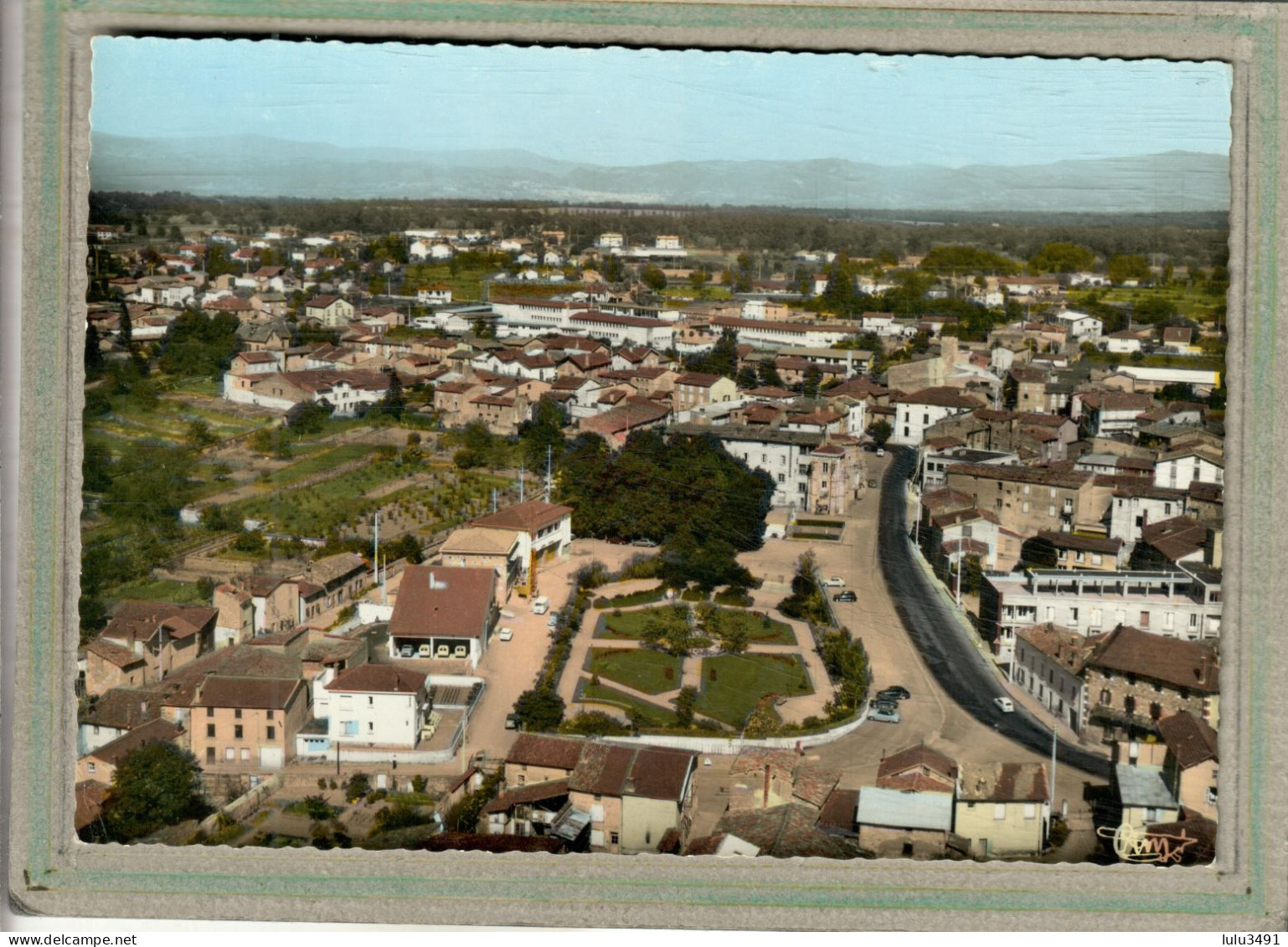 CPSM Dentelée (63) LEZOUX - Vue Aérienne Du Bourg Dans Les Années 60 / 70 - Carte Colorisée - Lezoux