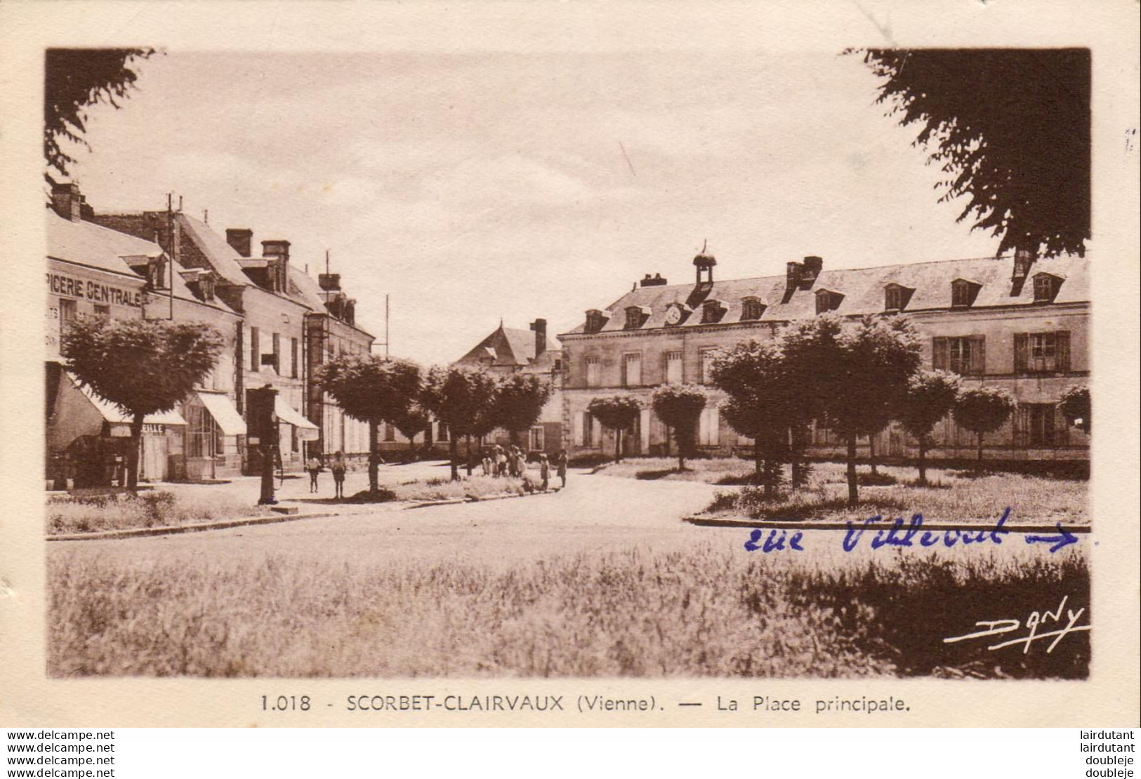 D86  SCORBET CLAIRVAUX  La Place Principale - Scorbe Clairvaux