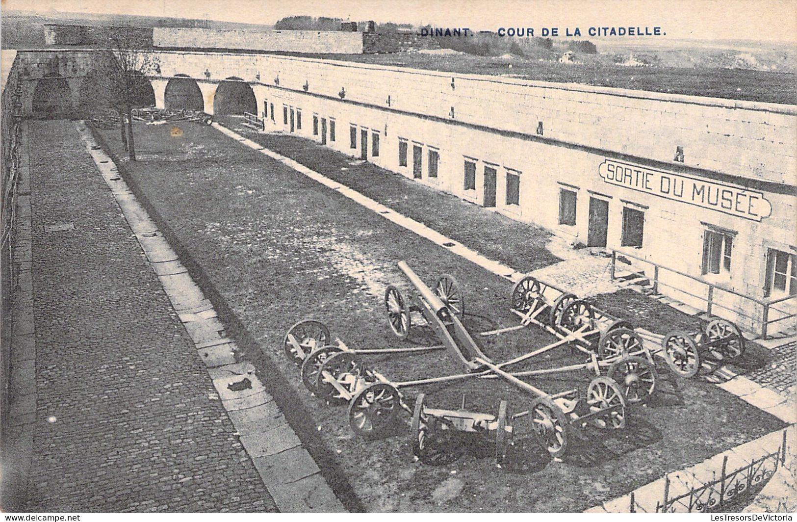 BELGIQUE - Dinant - Cour De La Citadelle - Sortie Du Musée - Carte Postale Ancienne - Dinant