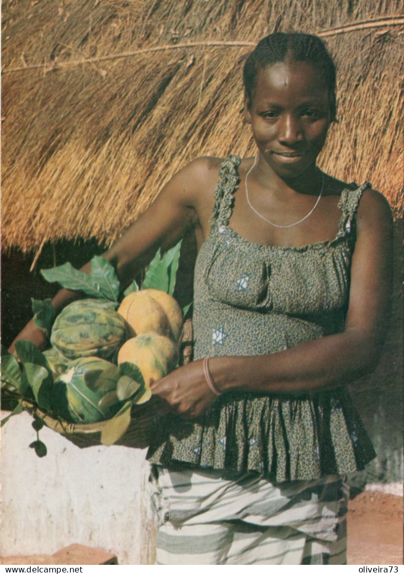 GUINÉ  PORTUGUESA - Rapariga Com Frutos Tropicais - Guinea-Bissau