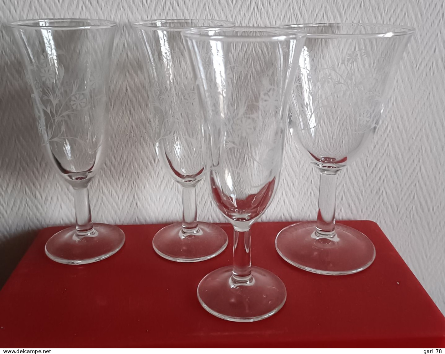 4 Verres à Pied, Motifs Gravés - Vasos