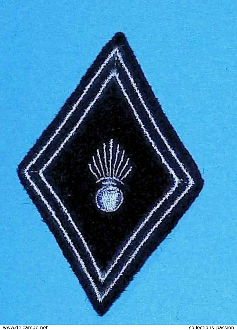 Militaria , écusson Tissu, Grenade, Fond Noir, 2 Scans - Escudos En Tela