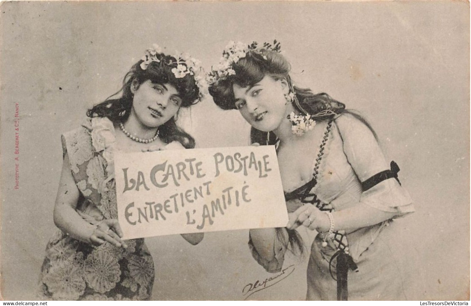 FANTAISIES - Deux Femmes Tenant Une Pancarte - La Carte Postale Entretien L'amitié - Carte Postale Ancienne - Frauen