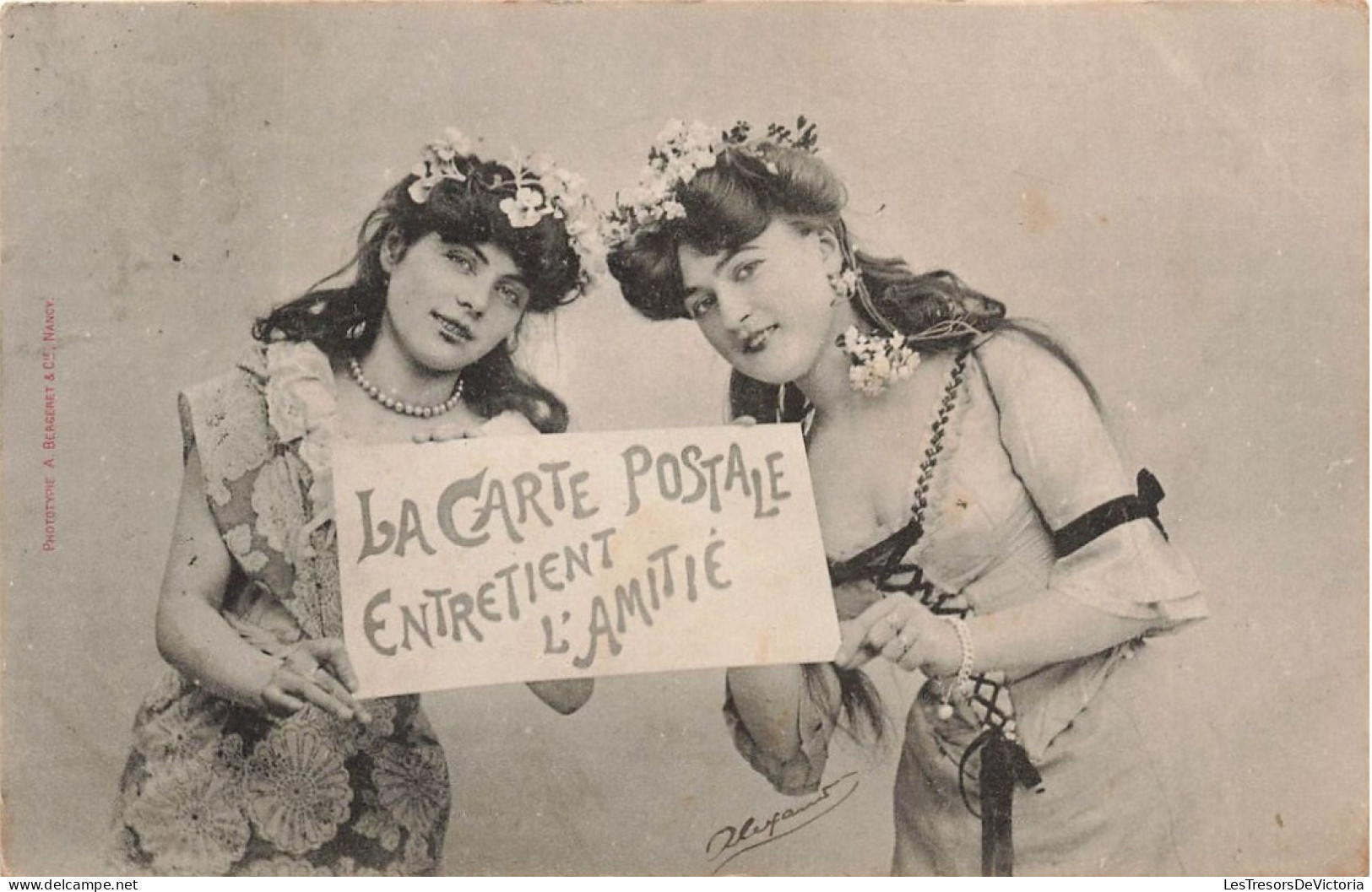 FANTAISIES - Deux Femmes Tenant Une Pancarte - La Carte Postale Entretien L'amitié - Carte Postale Ancienne - Women