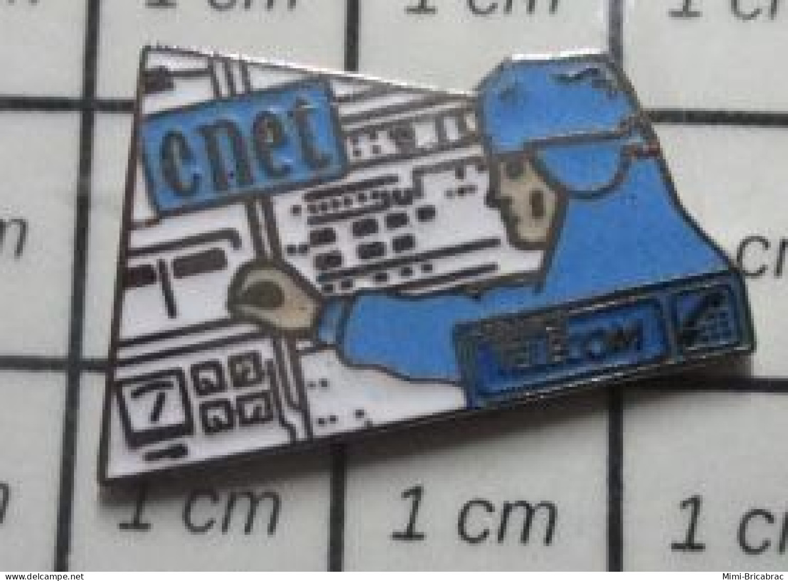 2822 Pin's Pins / Beau Et Rare / FRANCE TELECOM / CNET INGENIEUR AU DISTRIBUTEUR DE CAFE ça Réfléchit Dur ! - France Telecom