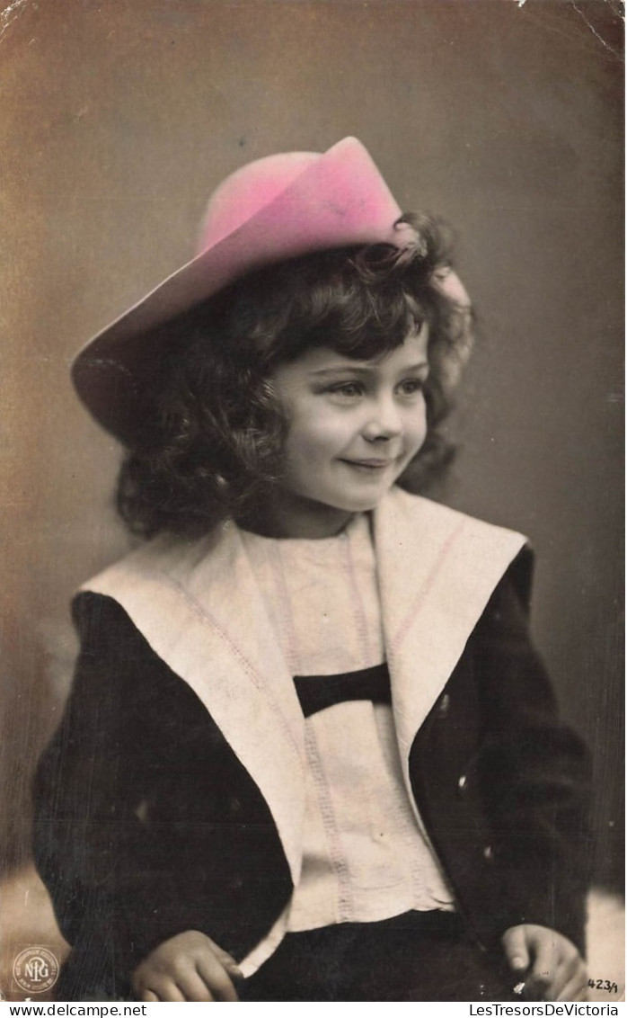 ENFANTS - Une Petite Fille Avec U Chapeau De Cow-boy - Colorisé - Carte Postale Ancienne - Portraits