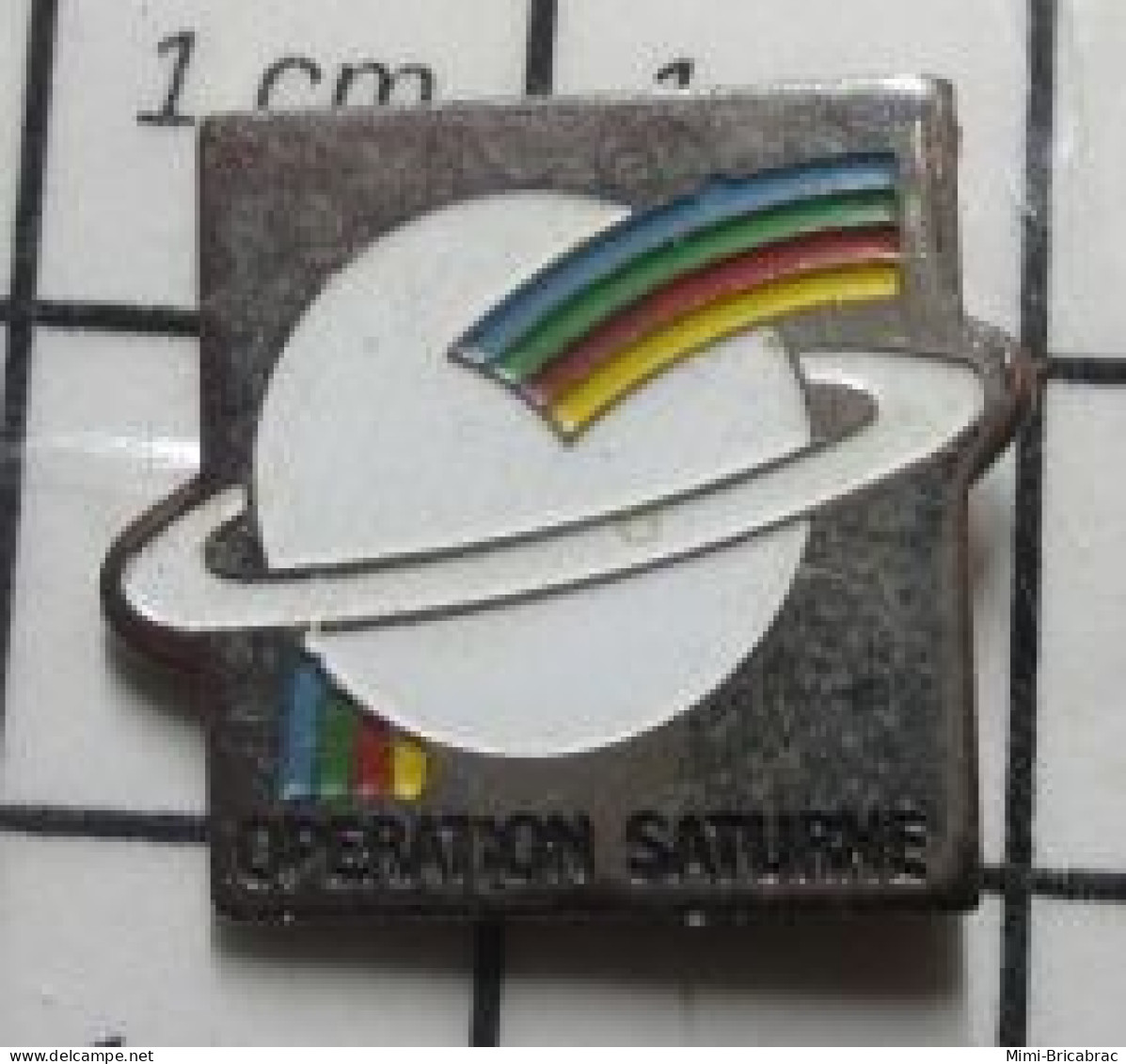 2822 Pin's Pins / Beau Et Rare / ESPACE / OPERATION SATURNE + ARC -EN-CIEL - Espacio