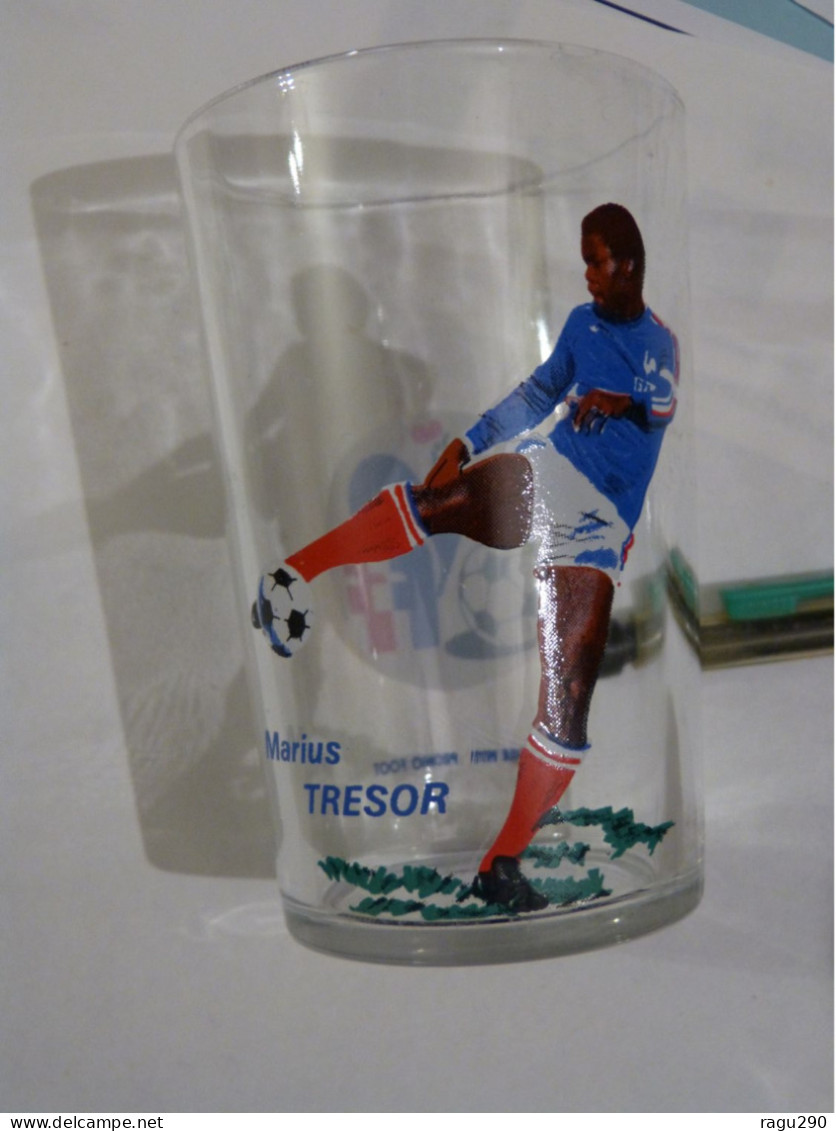 VERRE A MOUTARDE PUBLICITAIRE DECORE FOOTBALL  MARIUS TRESOR 1978 - Vasos