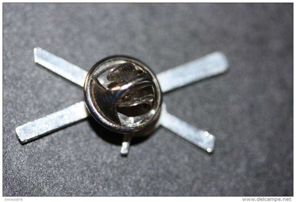 Pin's Satellite - ESA - CNES - Fusée - Aerospatiale - Space Rocket - NASA - Spazio