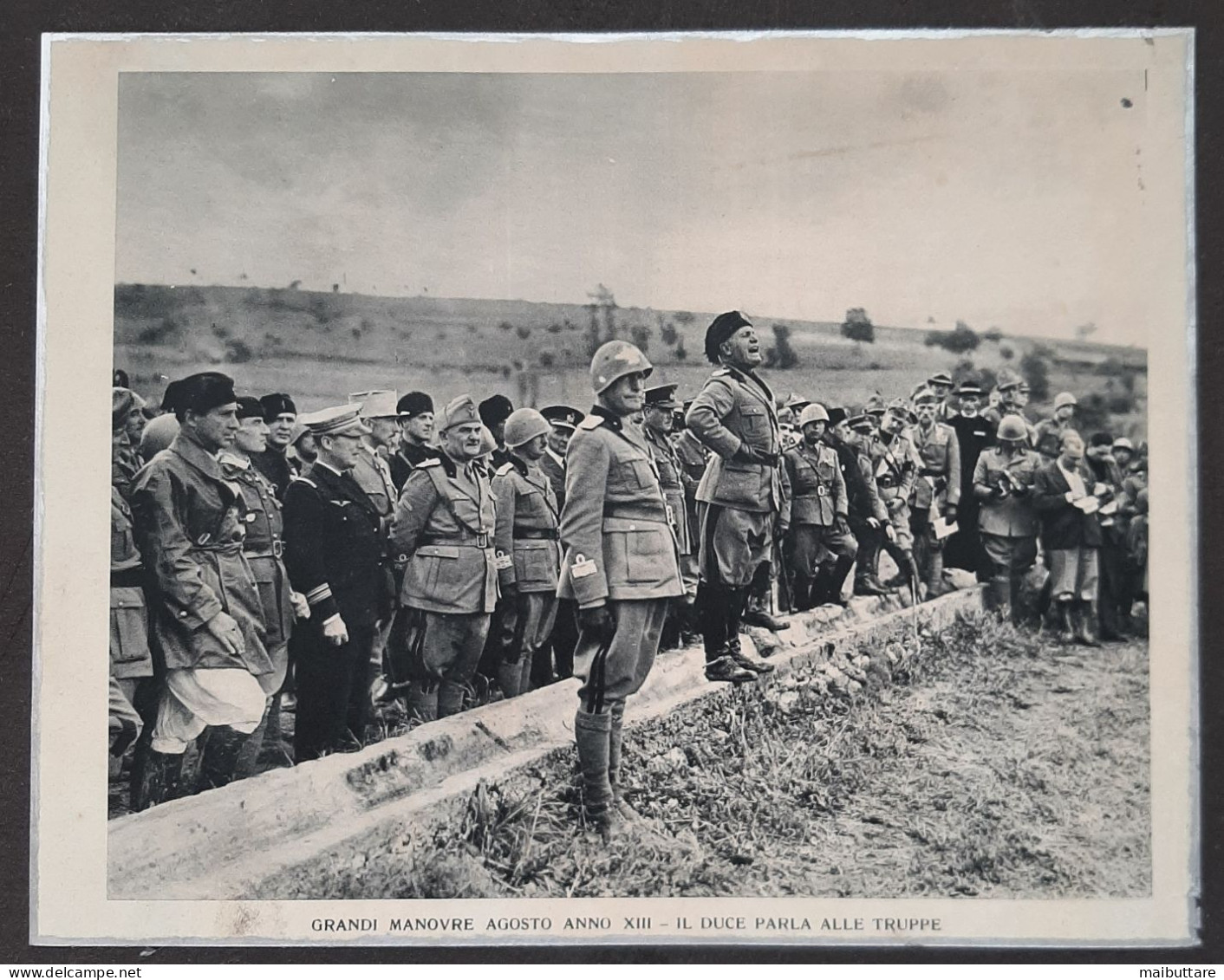 Album contenete 34 stampe di foto su fogli di carta raffiguranti Benito Mussolini - stampe su carta