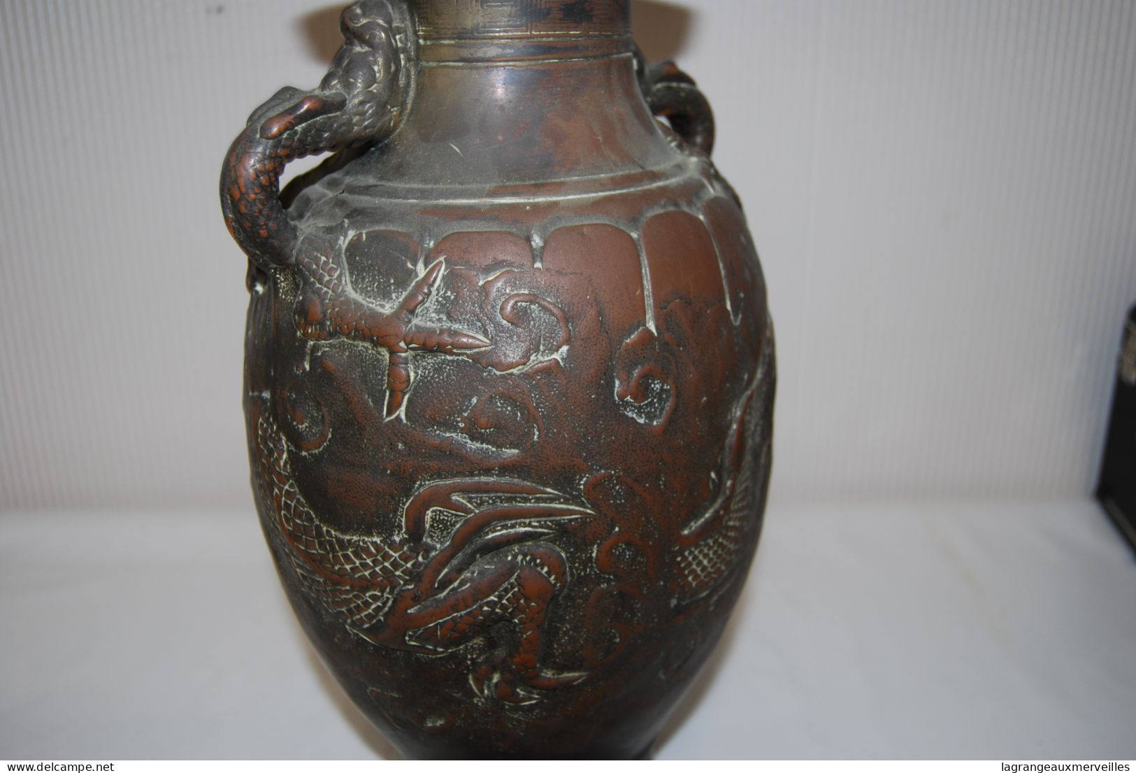 E2 Authentique Vase En Cuivre Travaillé - Repoussé - Xixi ème - Art Oriental - Japonnais A Determiner - Asia - Arte Asiático